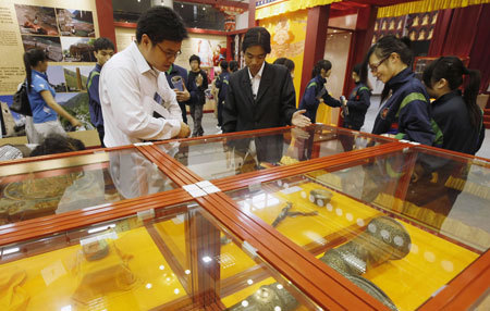 Local residents visit the Exhibition of Essence of Tibetan Intangible Cultural Heritage in Macao, south China, March 21, 2009. The five-day exhibition was opened here on March 20, displaying 99 exhibits that are of Tibetan cultural importance. [Xinhua photo]