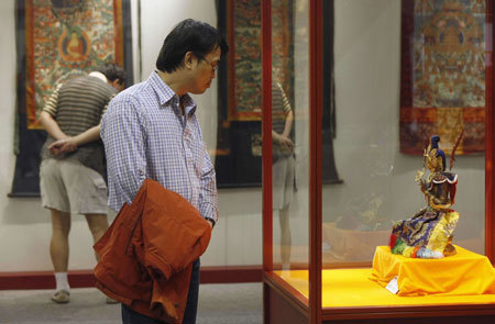 Local residents visit the Exhibition of Essence of Tibetan Intangible Cultural Heritage in Macao, south China, March 21, 2009. The five-day exhibition was opened here on March 20, displaying 99 exhibits that are of Tibetan cultural importance. [Xinhua photo]