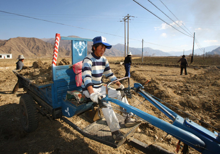 Tibetan farmer Nyima works in the field in Dagze county near Lhasa, southwest China's Tibet Autonomous Region, March 11, 2009. As the weather gets warm, farmers in Tibet begin to prepare for the spring ploughing. [Xinhua photo]