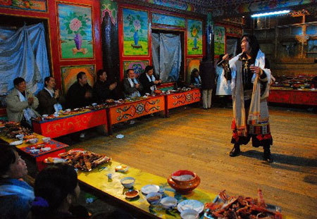 Tourists appreciate and take part in the Tibetan song and dance performance at the Losang Nyima Linkas, Jan. 13, 2009. [Xinhua photo]