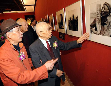 Lan Zhigui is introducing his works on March 21, 2009 in the Chinese Art Gallery, Beijing. [Xinhua photo]