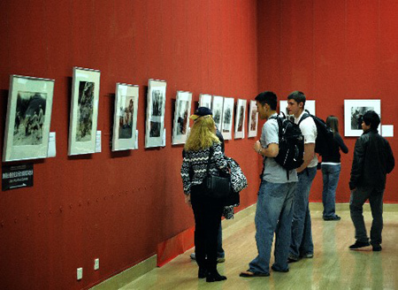Foreigners visit the photo exhibition of Tibet, 1950 to 1970, by Lan Zhigui in the Chinese Art Gallery on March 21, 2009. [Xinhua photo]