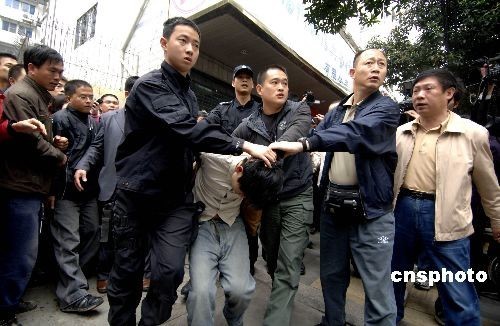  A man was captured by police Monday morning after holding three women hostage for more than three hours inside a pawn shop in the southeast Chinese city of Fuzhou.