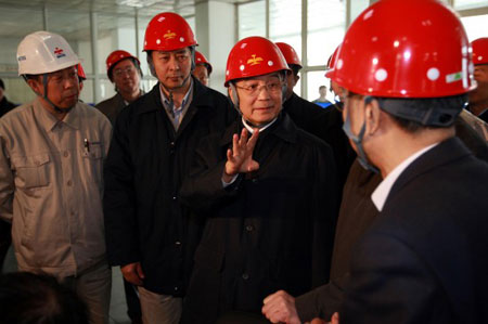 Premier Wen Jiabao (R2) gestures during a talk with company executives at the Anshan Iron and Steel Group Corporation March 20, 2009. [Xinhua] 