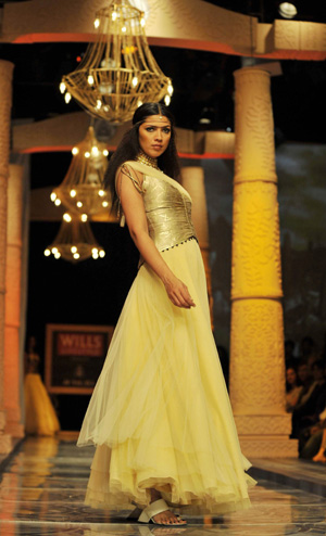 A model presents the creation of the famous Indian designer J J Vallaya during the grand finale of the Wills India Fashion Week (WIFW) in New Delhi, capital of India, March 22, 2009. The WIFW concluded on Sunday. 