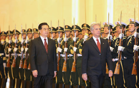 Chinese President Hu Jintao (L) hosts a welcoming ceremony for Uruguayan President Tabare Vazquez at the Great Hall of the People in Beijing, capital of China, March 23, 2009. [Xinhua] 