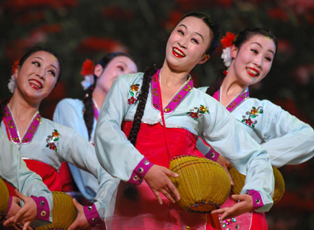 Actresses from the Democratic People's Republic of Korea (DPRK) performs in Changchun, capital of northeast China's Jilin Province, March 22, 2009. A 60-member DPRK art troupe staged a performance in Changchun on Monday. [Xinhua]