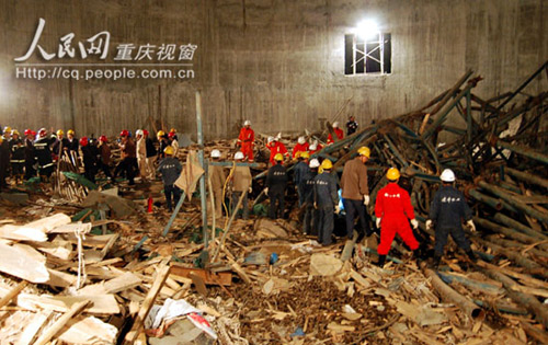 Rescue workers are looking for possible buried lives in a workshop where a chemical storage facility collapse killed 12 in Chongqing on Monday, March 23, 2009. [cq.people.com.cn]