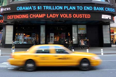 The news of the government's bad asset rescue plan is seen on the screen at Times Square in New York, the United States, March 23, 2009. [Xinhua]