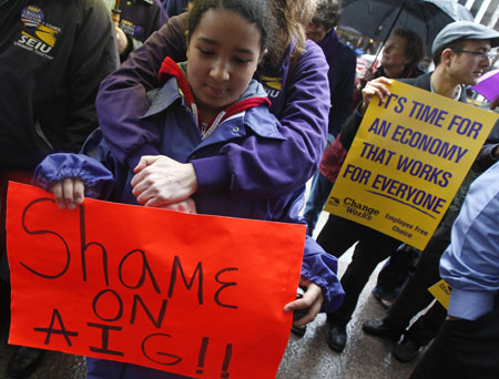 Protestors gather out in front of an American International Group (AIG) office during a rally calling on Congress to take action on employee free choice, health care, and banking reform in Washington, March 19, 2009. [Xinhua/Reuters]