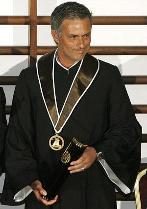 Inter Milan's coach Jose Mourinho of Portugal attends a ceremony at the Sports Faculty of the University of Lisbon March 23, 2009. Mourinho received the title of Doctor Honoris Causa, an honorary doctorate, from the university.[Xinhua/Reuters]