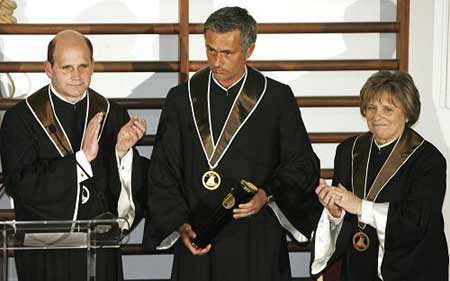  Inter Milan's coach Jose Mourinho (C) of Portugal attends a ceremony at the Sports Faculty of the University of Lisbon March 23, 2009. Mourinho received the title of Doctor Honoris Causa, an honorary doctorate, from the university. [Xinhua/Reuters]