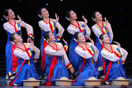  Actresses from the Democratic People's Republic of Korea (DPRK) performs in Changchun, capital of northeast China's Jilin Province, March 22, 2009.[Shao Shouzhi/Xinhua]