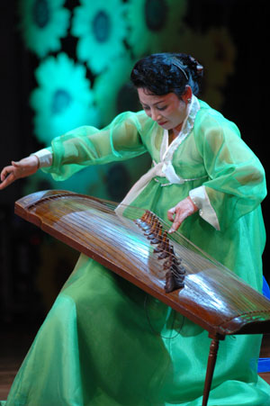 An actress from the Democratic People's Republic of Korea (DPRK) performs in Changchun, capital of northeast China's Jilin Province, March 22, 2009.[Shao Shouzhi/Xinhua] 