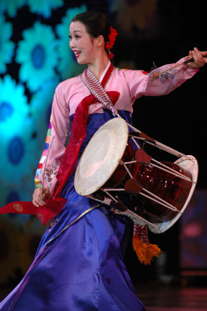 An actress from the Democratic People's Republic of Korea (DPRK) performs in Changchun, capital of northeast China's Jilin Province, March 22, 2009.[Shao Shouzhi/Xinhua]