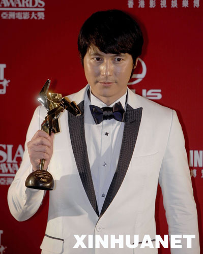 Best Supporting Actor Award of the 3rd Asian Film Awards at the Hong Kong Convention and Exhibition Center in south China's Hong Kong, Mar. 23, 2009.[Xinhua]