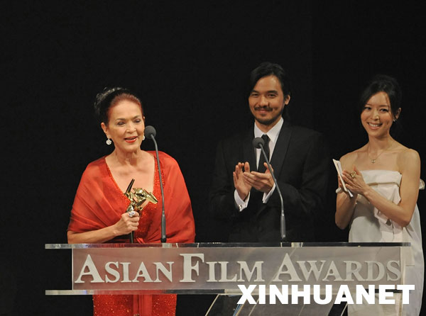 Philippine actress Gina Pareno (L) gives acceptance speech afer receiving for Best Supporting Actress of the 3rd Asian Film Awards at the Hong Kong Convention and Exhibition Center in south China's Hong Kong, Mar. 23, 2009.[Xinhua]