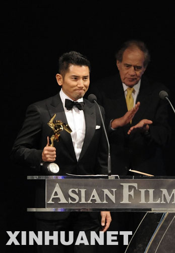 Japanese actor Motoki Masahiro (L) gives acceptance speech afer receiving for Best Actor of the 3rd Asian Film Awards at the Hong Kong Convention and Exhibition Center in south China's Hong Kong, Mar. 23, 2009.[Xinhua]