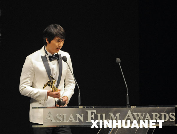 South Korean actor Jung Woo-sung gives acceptance speech afer receiving for Best Supporting Actor Award of the 3rd Asian Film Awards at the Hong Kong Convention and Exhibition Center in south China's Hong Kong, Mar. 23, 2009.[Xinhua]