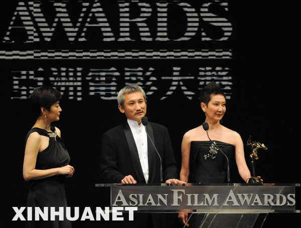  Hong Kong directors Tsui Hark (C) gives acceptance speeches afer receiving the Lifetime Achievement Award of the 3rd Asian Film Awards at the Hong Kong Convention and Exhibition Center in south China's Hong Kong, Mar. 23, 2009.[Xinhua]