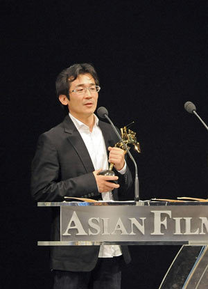 Chinese Taiwanese director Wei Te-sheng gives acceptance speech afer receiving the Edward Yang New Talent Award of the 3rd Asian Film Awards at the Hong Kong Convention and Exhibition Center in south China's Hong Kong, Mar. 23, 2009.[Xinhua]