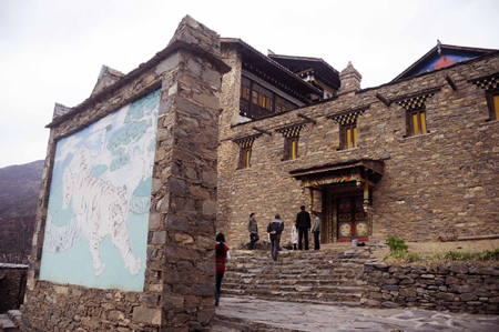 Picture taken on March 22, 2009 shows a view of the Zhuokeji Tusi Guanzhai (Headman's Office) in Maerkang County of Aba Tibetan Autonomous Prefecture, southwest China's Sichuan Province. [Xinhua photo]