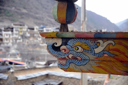 Picture taken on March 22, 2009 shows a wooden decoration at the Zhuokeji Tusi Guanzhai (Headman's Office) in Maerkang County of Aba Tibetan Autonomous Prefecture, southwest China's Sichuan Province. [Xinhua photo]