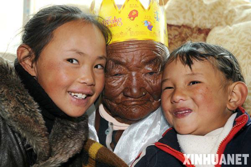  Tibet's oldest woman Arme Tsering celebrates her 118th birthday with her grandchildren at home in the northeastern suburbs of Lhasa, March 16, 2009. The average life expectancy in Tibet has increased to 67 years from 35.5 recorded before its peaceful liberation, according to the Tibetan Autonomous Regional People's Government. [Xinhua photo]