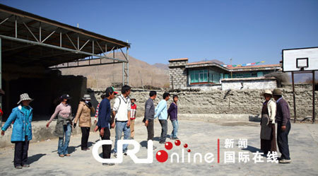 Residents in Kesong Village, Shannan Prefecture of southwest China's Tibet Autonomous Region, prepare programs to celebrate the coming 50th Anniversary of the Democratic Reform in Tibet. [Photo:CRI online]