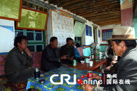 Villager representatives of Kesong Village, Shannan Prefecture of southwest China's Tibet Autonomous Region, hold a conference, March 21, 2009. [Photo:CRI online]