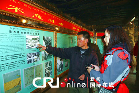 Photo taken on March 21 shows an exhibition marking the democratic reform in Tibet held by the villagers in Kesong Village, Shannan Prefecture of southwest China's Tibet Autonomous Region. [Photo:CRI online]