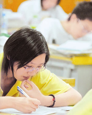  A Chinese girl studies in the classroom with her classmates preparing for the national college entrance exam. Chinese high school students have the longest study hours compared to their peers in Japan, the US and the Republic of Korea, a survey conducted by the four countries said. [File Photo: hbczyizhong.cn