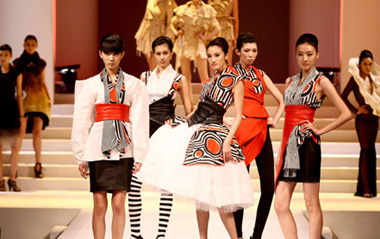 Models present fashions during the China International Fashion Week (2009/2010 autumn/winter series) opened in Beijing, capital of China, March 24, 2009. [Xinhua]