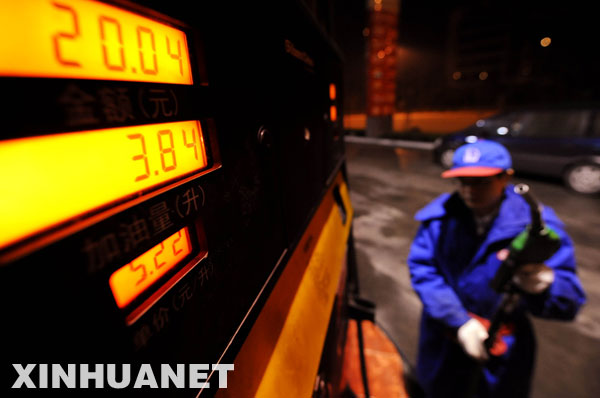 A staff fill up a car after the adjustment at a gas station in Qingdao, China, Mar. 24, 2009. China said it would raise benchmark retail prices of gasoline and diesel by 290 yuan (42.46 U.S. dollars) per tonne and 180 yuan per tonne, respectively, as of midnight Tuesday. [Li Zihen/Xinhua]