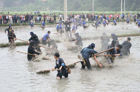 People of the Dong ethnic group take part in a fishing contest during a traditional cultural and art festival at the Long'e Village of Liping County, southwest China's Guizhou Province, March 23, 2009. The 3-day 2009 Long'e China Singing Cultural and Art Festival of the Dong Ethnic Group started at the Long'e Village on Monday. [Chen Peiliang/Xinhua]