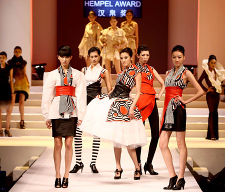 Models present fashions during the China International Fashion Week (2009/2010 autumn/winter series) opened in Beijing, capital of China, March 24, 2009. [Chen Jianli/Xinhua] 