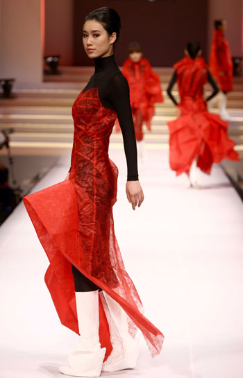 A model presents a fashion during the China International Fashion Week (2009/2010 autumn/winter series) opened in Beijing, capital of China, March 24, 2009. [Chen Jianli/Xinhua]