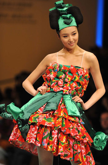 A model presents a fashion during the China International Fashion Week (2009/2010 autumn/winter series) opened in Beijing, capital of China, March 24, 2009. [Guo Shasha/Xinhua]