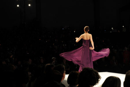 A model presents a fashion during the China International Fashion Week (2009/2010 autumn/winter series) opened in Beijing, capital of China, March 24, 2009. [Song Weiwei/Xinhua]