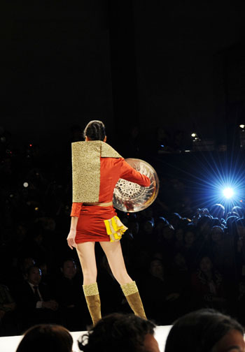 A model presents a fashion during the China International Fashion Week (2009/2010 autumn/winter series) opened in Beijing, capital of China, March 24, 2009. [Song Weiwei/Xinhua]