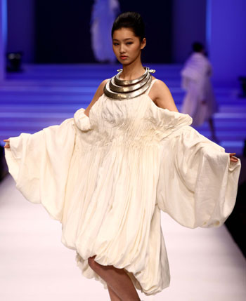 A model presents a fashion during the China International Fashion Week (2009/2010 autumn/winter series) opened in Beijing, capital of China, March 24, 2009. [Chen Jianli/Xinhua]