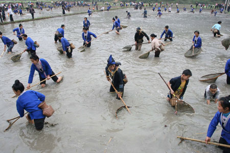 People of the Dong ethnic group take part in a fishing contest during a traditional cultural and art festival at the Long'e Village of Liping County, southwest China's Guizhou Province, March 23, 2009. The 3-day 2009 Long'e China Singing Cultural and Art Festival of the Dong Ethnic Group started at the Long'e Village on Monday. [Chen Peiliang/Xinhua]