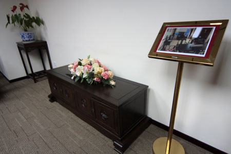 Photo taken in Beijing on March 23, 2009 shows two pieces of traditional Chinese furnitures used by Jacque Rogge, president of the International Olympic Committee (IOC), during his stay in the Beijing Hotel to work for the 2008 Olympic Games. [Wu Changqing/Xinhua]