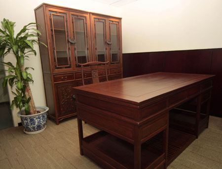 Photo taken in Beijing on March 23, 2009 shows traditional Chinese furnitures used by Jacque Rogge, president of the International Olympic Committee (IOC), during his stay in the Beijing Hotel to work for the 2008 Olympic Games. [Wu Changqing/Xinhua]