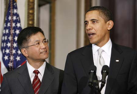 U.S. President Barack Obama nominates Washington Governor Gary Locke (L) to become commerce secretary in Washington  February 25, 2009.
