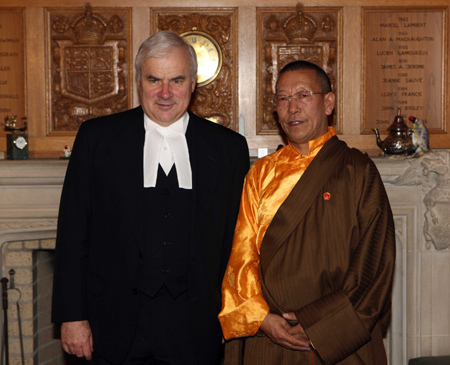 Peter Milliken (L), speaker of the Canadian House of Commons, poses for photos with Shingtsa Tenzinchodrak, a living Buddha and also head of a five-member delegation of the Tibetan deputies to China's National People's Congress, in Ottawa, Canada, March 23, 2009. The delegation is in Canada for a visit. 