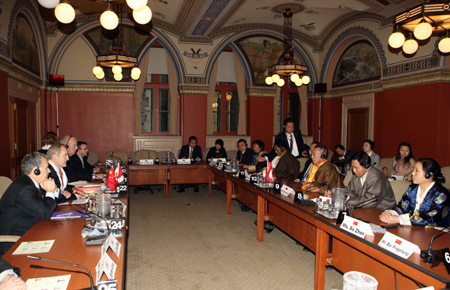 Shingtsa Tenzinchodrak (front 3rd R), a living Buddha and also head of a five-member delegation of the Tibetan deputies to China's National People's Congress, and other deputies meet with members of the Canada-China Legislative Association in Ottawa, Canada, March 23, 2009. The delegation is in Canada for a visit.