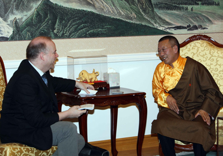 Shingtsa Tenzinchodrak (R), a living Buddha and also head of a five-member delegation of the Tibetan deputies to China's National People's Congress, receives interview by a journalist from newspaper 'the Ottawa Citizen' in Ottawa, Canada, March 23, 2009. 