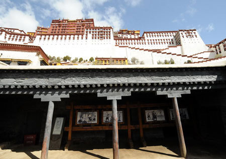 Photo taken on March 23, 2009 shows site of the Zhol City prison at the foot of the Potala Palace in Lhasa, capital city of southwest China's Tibet Autonomous Region. [Xinhua Photo]