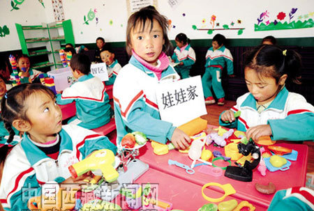 File photo shows pre-school pupils of Baiding Primary School in Chengguan District of Lhasa doing their class work in a well-equipped classroom. [Xinhua Photo]